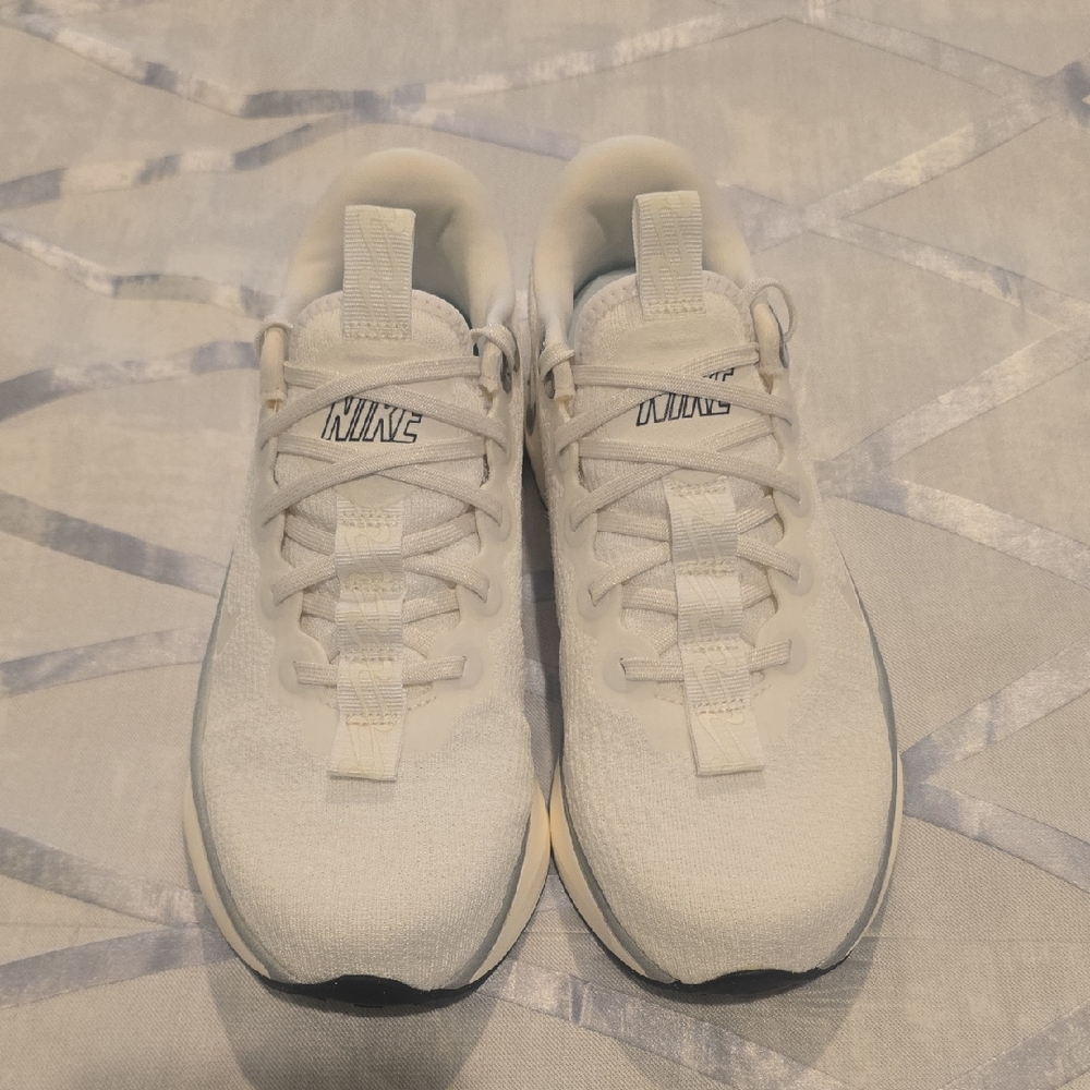 NWT Nike Motiva GORE-TEX Women's Waterproof Walking Shoes White/Summit White